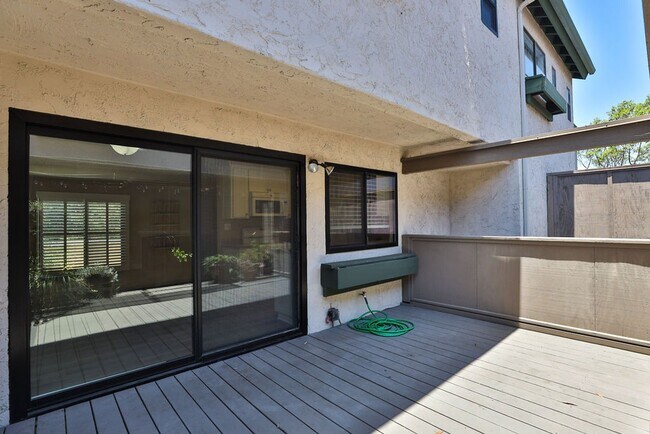 Building Photo - 8750 Villa La Jolla Dr