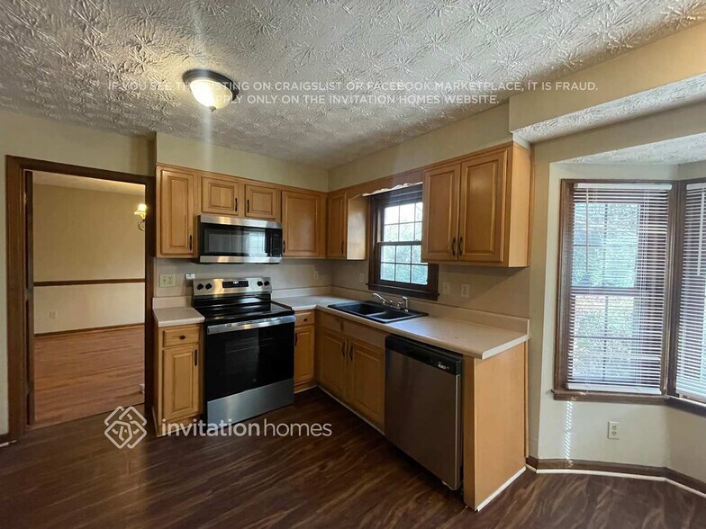 Building Photo - 5120 E Shore Dr SW