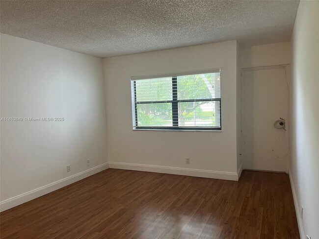 Building Photo - 200 Lakeview Dr