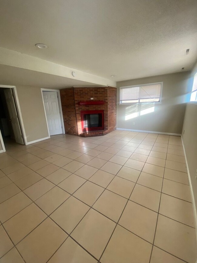 Building Photo - Duplex with Three Large Bedrooms and Two F...