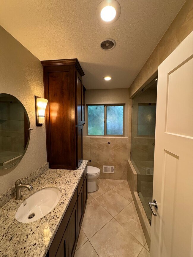 Building Photo - Gorgeous Single Level Home with Pool in Al...