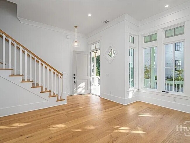 Building Photo - 312 W 38th St