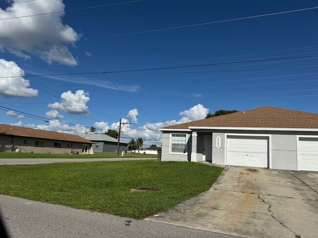 Building Photo - Experience this Cape Coral 3 bedroom 2 bath corner duplex with 1 car garage and screened in lanai.