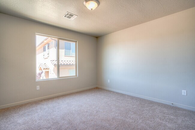 Building Photo - 4 Bedroom End Unit in Sienna Hills! Small Dog Friendly!