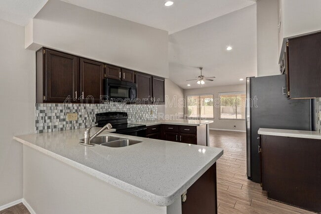 Building Photo - 2381 W Redwood Dr