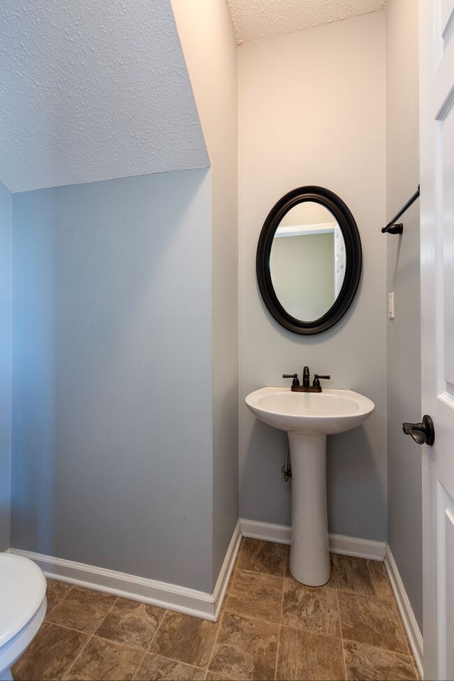 Building Photo - Spacious 4-Bedroom Home in Westside Athens...