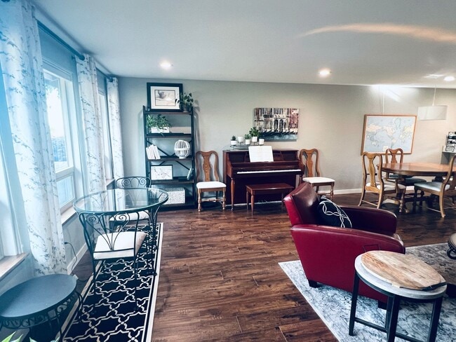 Building Photo - 2 bedroom, 2 bath short term 3-6 month ren...