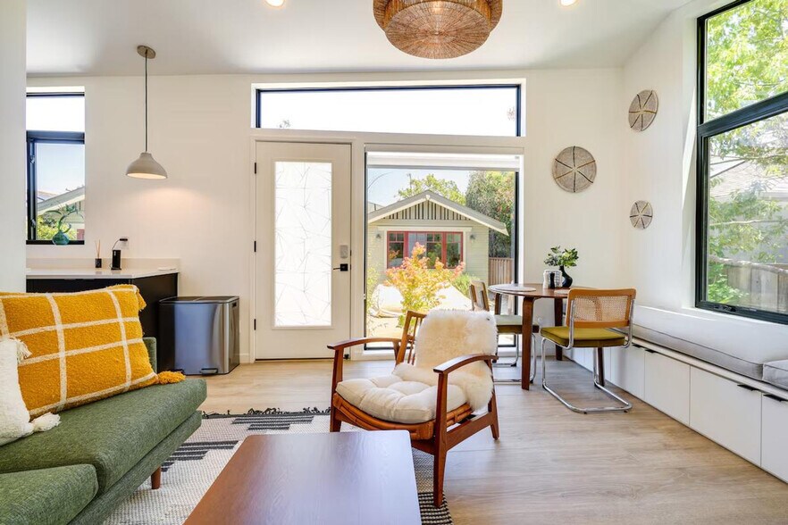 Building Photo - 510 Iris St