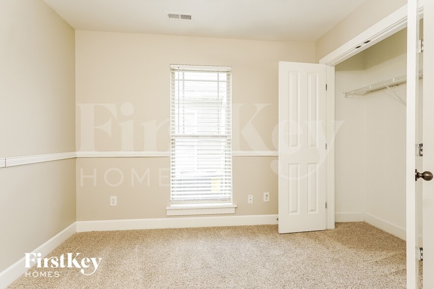 Building Photo - 221 Creekstone Tr