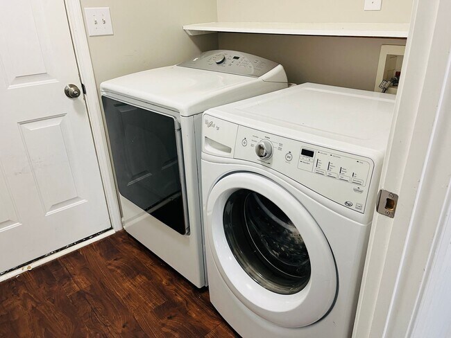 Building Photo - Wow! Renovated 3 bedroom 2 bath home in Ca...