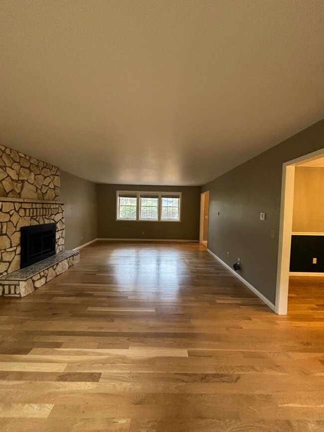 Building Photo - Spacious 4BR, 2.5BA home on 1.3 acres in O...