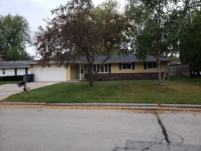Building Photo - Beautiful 3 bedroom 2 bath Single Family H...