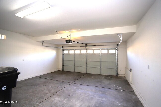 Building Photo - 2840 S Miller Dr