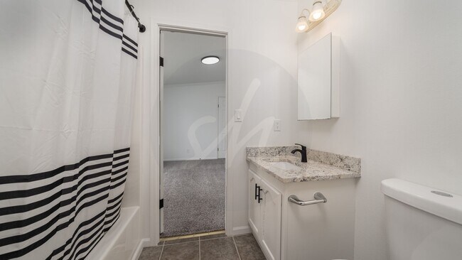 Building Photo - Spacious 4 Bedroom Near Woodman & Black Fo...