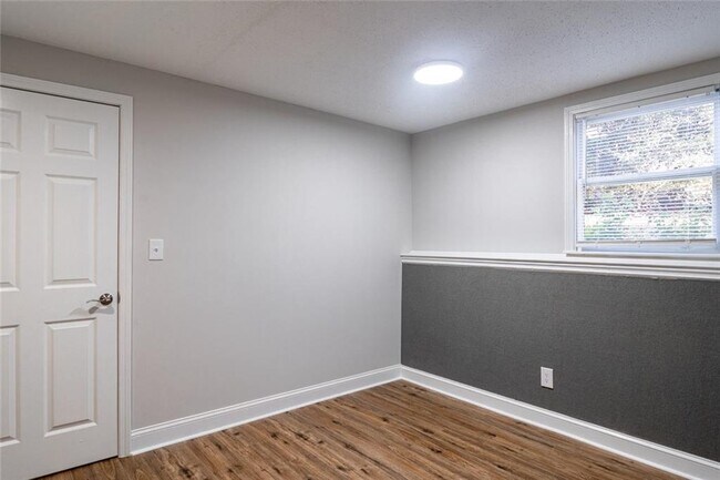 Building Photo - 3599 Lower Roswell Rd