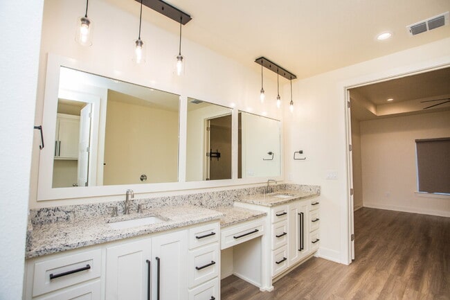 Building Photo - Luxury Living in the Estates at Vintage