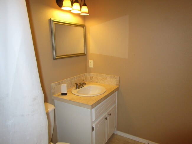 Building Photo - (2) Bed/(2.5) Bath Townhome Avail Now! Poo...