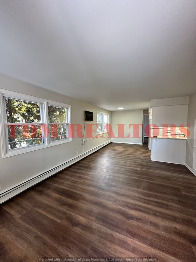 Building Photo - 302 E Clinton St