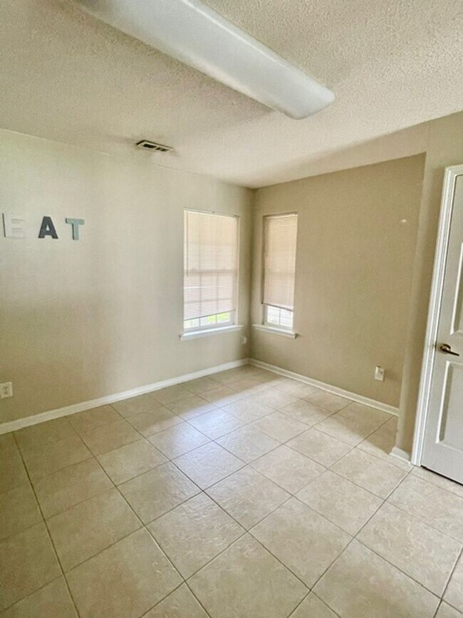 Building Photo - Must see this Adorable 3 bedroom 2 bath 2 garage home . Located in the Reedy Creek Plantation