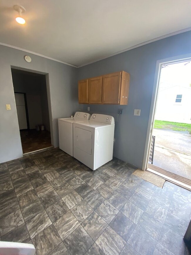 Building Photo - 3 Bed 1 Bath with Double Stall Garage