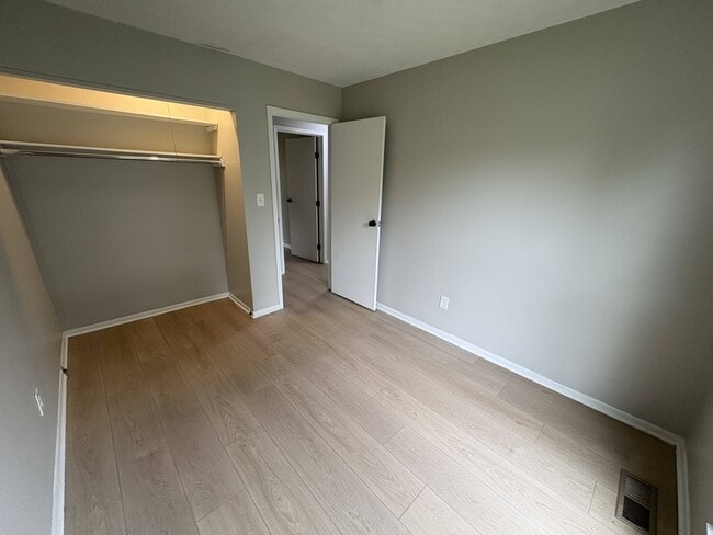 Building Photo - 2526 Queenswood Dr