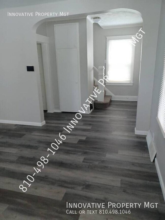 Building Photo - 842 E 9th St