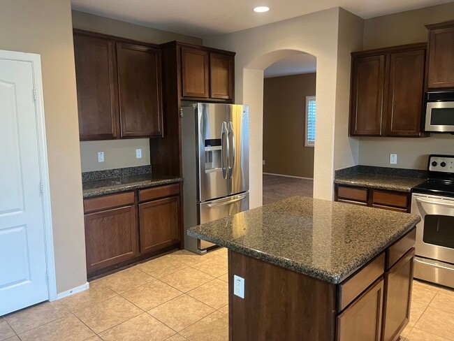 Building Photo - 16412 W Hope Dr