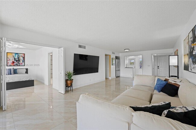 Building Photo - 2671 S Course Dr