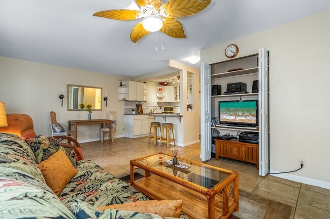 Building Photo - Fully Furnished 2 Bed/1.5 Bath, Maui Gardens Condo with Resort Amenities and Steps to the Beach!