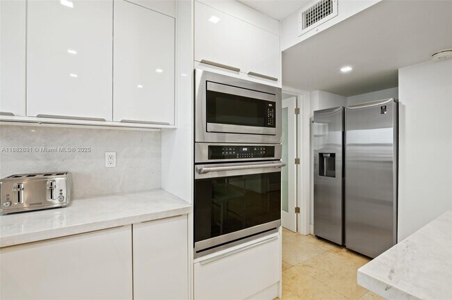 Building Photo - 555 NE 30th St