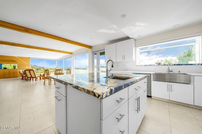 Building Photo - 3424 Shoreheights Dr