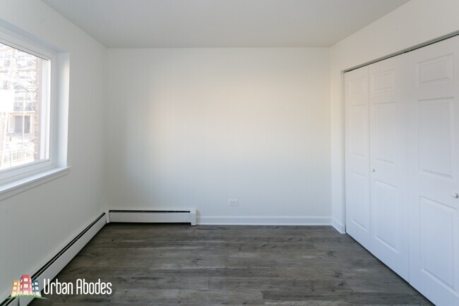 Building Photo - 6211 N Kenmore Ave