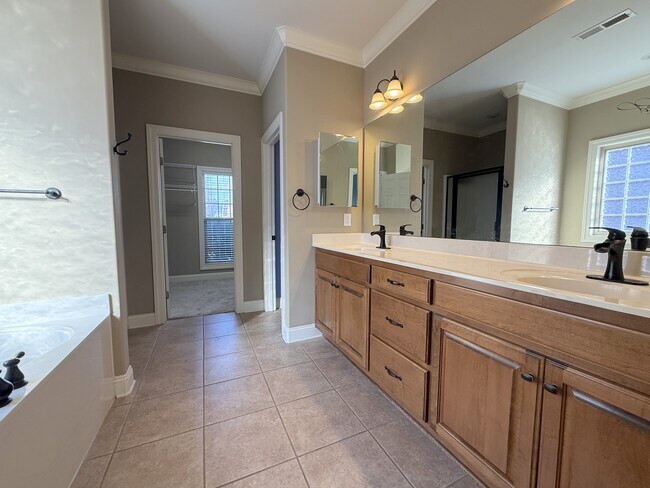 Building Photo - 118 Crystal Lake Dr