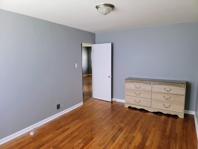 Large bedroom - 1713 West 58th Avenue