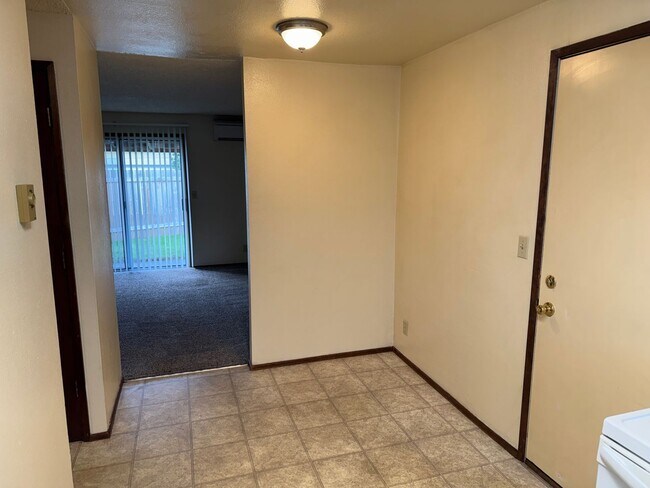 Building Photo - Updated 2 bedroom 1 1/2 bath duplex in Springfield!  MOVE IN SPECIAL!