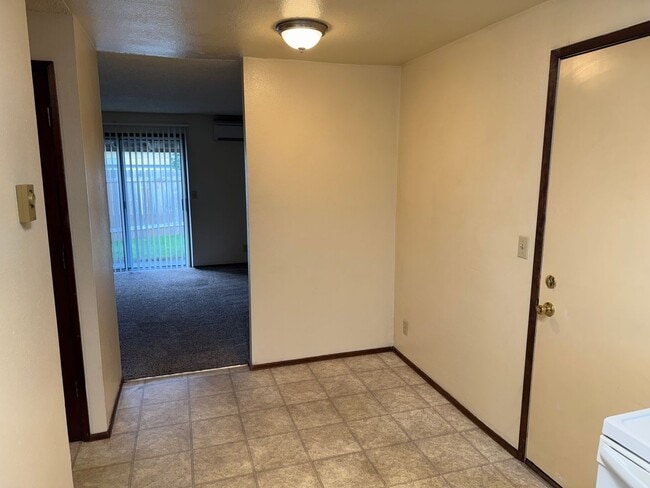 Building Photo - Updated 2 bedroom 1 1/2 bath duplex in Springfield!