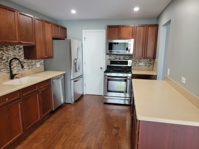 Building Photo - 102 Stirling Ln