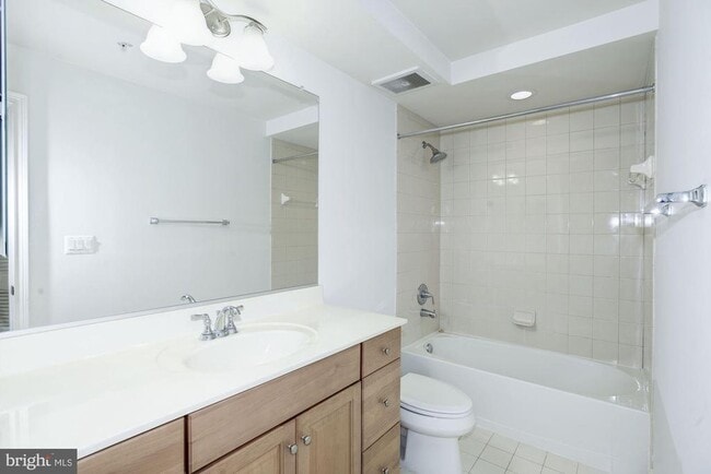 Building Photo - 320 S West St