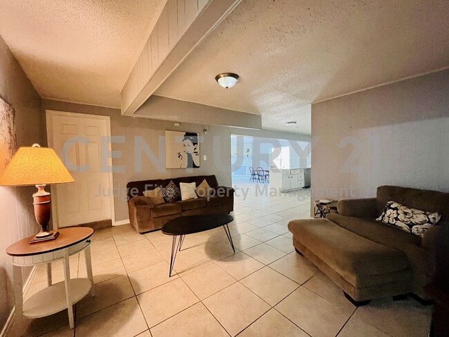 Building Photo - Beautifully Updated 5/3/2 in Fort Worth Fo...