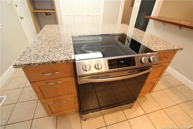 Building Photo - 819 James St