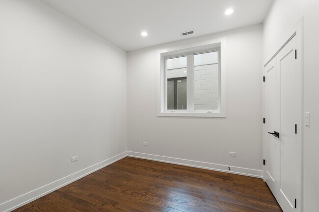 Building Photo - 420 E 50th Pl