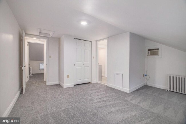 Building Photo - 406 E Hector St