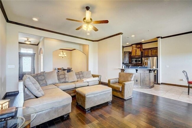 Building Photo - St James Park Home in Norman - Community Pool!  Available in April!