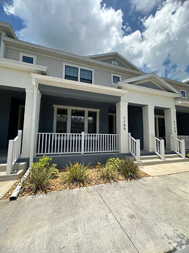 Building Photo - Stylish 3-Bedroom Townhouse with 2.5 Baths...
