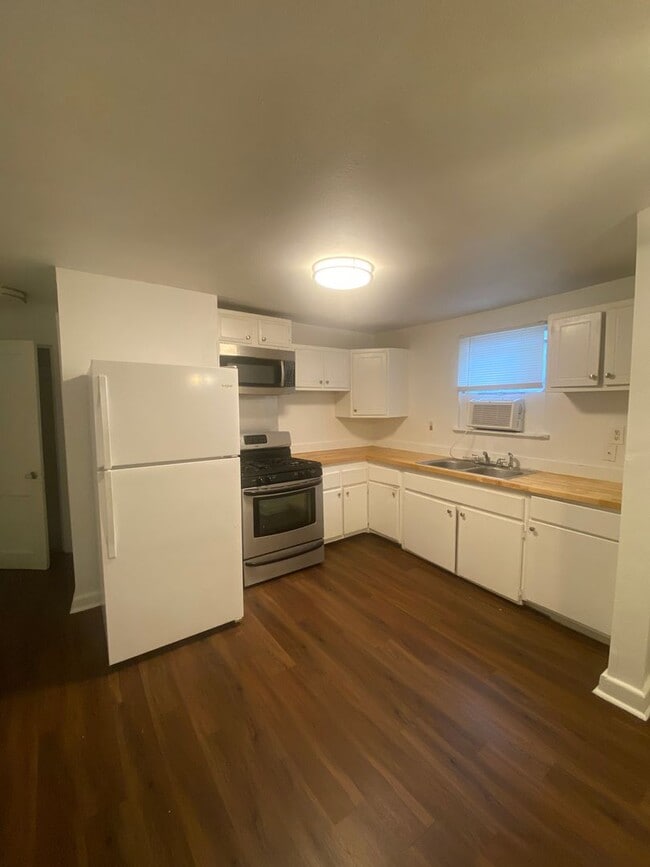 Building Photo - First Floor 1BD w/ In Unit Laundry