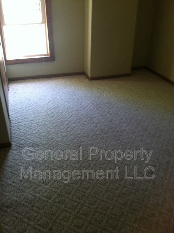 Building Photo - 4 bedroom in proximity to UWEC and downtown available June 1st