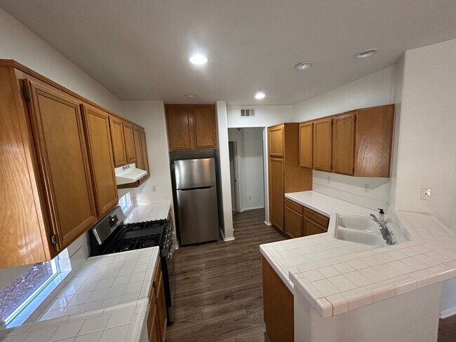 Building Photo - Cute, Clean and Cozy 3 Bedroom Condo w/Attached 2 Car Garage in Murrieta