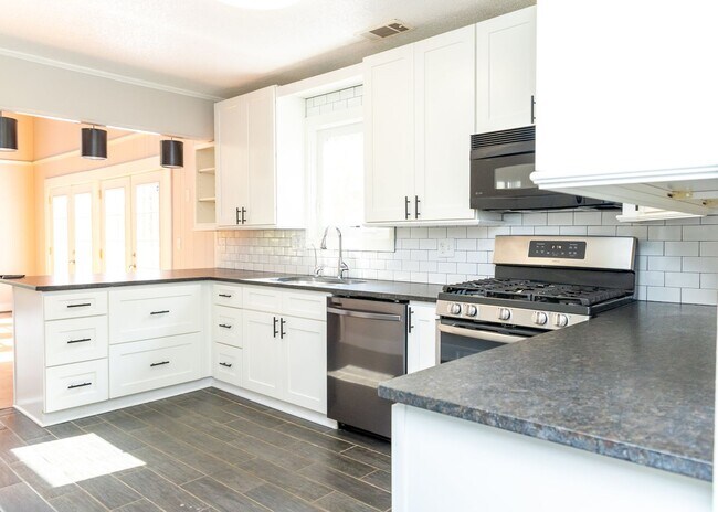 Building Photo - PEACEFUL LIVING.....SECLUSION! Move in ready!!!