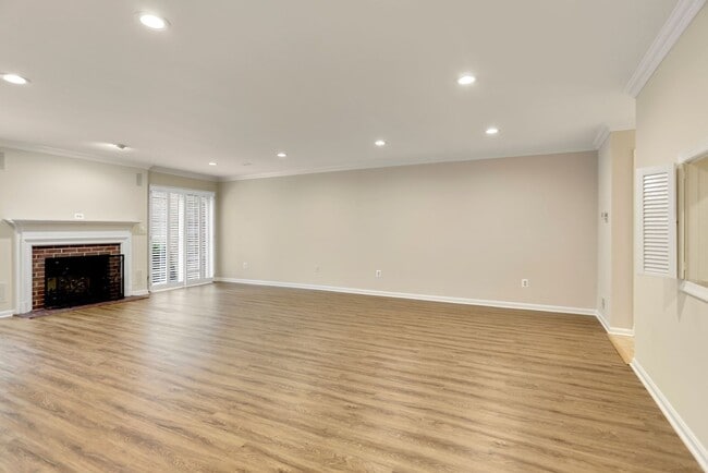 Building Photo - 2 Bed 2 Bath - Bethesda Condo - Large Outd...