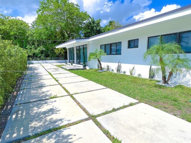 Building Photo - 6025 SW 72nd Ave